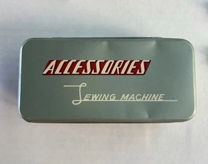Vintage Nähmaschinenzubehör Metallbox Klappdeckel hellblau Designer Etiketten - Bild 1 von 12