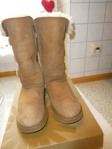 UGG Australia Stiefel 37 drei Knöpfe hellbraun mit Originalkarton - Bild 1 von 14