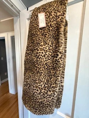 杯子蛋糕和羊绒豹纹动物印花人造毛皮毯猎豹全新带标签 — 第 1/4 张图片