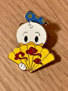 DISNEY CHARACTER FOLDING FANS DONALD DUCK MYSTERY PIN - Picture 1 of 2