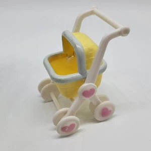 Cochecito Fisher Price Bonnie Baby 1987 muñeca amarilla carro Smooshees de colección - Imagen 1 de 5