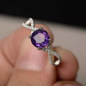 Anillo de diamantes de caña dividida púrpura redondo de 2 quilates anillo de boda anillo de compromiso acabado en oro blanco - Imagen 1 de 6