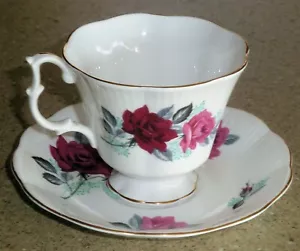 Taza y platillo con patas vintage Royal Albert Bone China rosa rojo rosa patrón floral - Imagen 1 de 10