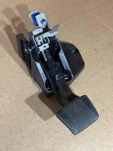 2014-2018 JEEP CHEROKEE AUTOMATIC BRAKE PEDAL ASSEMBLY OEM - Picture 1 of 6