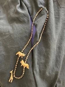 Afrikanische Halskette geschnitzt, handbemalte Giraffe. Nashorn und Löwe.Schwarz/weiße Perlen - Bild 1 von 10