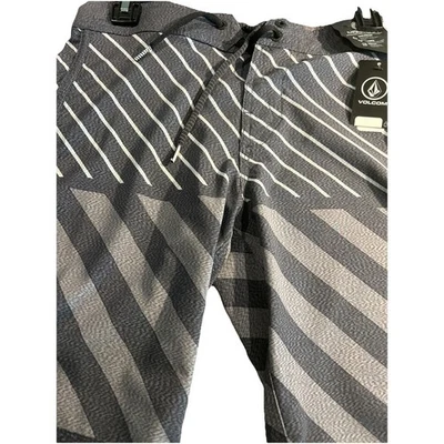 NUEVO CON ETIQUETAS Volcom Mod-Tech Juvenil 26 Board Shorts Carbón Rayas Corbata Bolsillo Frontal $45 Foto 1 de 4