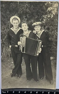 Hombres guapos cariñosos chicos atractivos lindos marineros con acordeón #3743 - Imagen 1 de 3