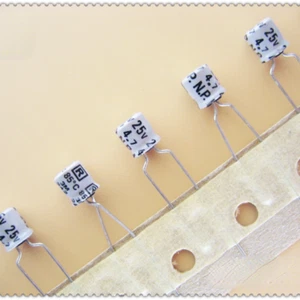 Condensador de audio no polar tamaño pequeño Rubycon serie NW5 4,7uF 5x5 mm - Imagen 1 de 2