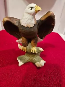 GEI 1996 PORZELLAN ADLER FIGUR FLÜGEL AUSGEBREITET SITZEND AUF EINEM STUMPF NACHLASSFUND - Bild 1 von 10