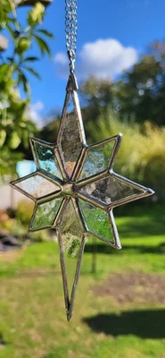 Handgefertigter Buntglas Stern Sonnenfänger. Andere Farben auf Anfrage. - Bild 1 von 4