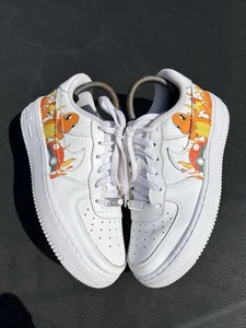 Nike Custom Pokemon Charmander Air Force 1 Weiß Turnschuhe Damen Größe UK 5,5 - Bild 1 von 15