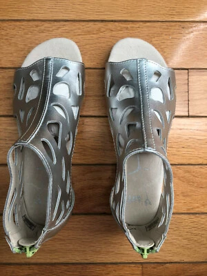 ¡Nuevo! Sandalias plateadas Umi para niñas talla 31/ US 13 niños Foto 1 de 4