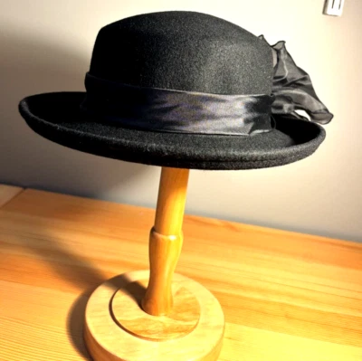 VINTAGE CLASSIC BLACK WOOL FELT UPTURNED BRIM CHIFFON BOW HAT CHURCH PARTY - Image 1 of 4