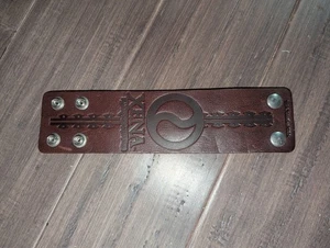 Brazalete Xena de cuero genuino con 2 broches a presión. EXTREMADAMENTE RARO - Imagen 1 de 2