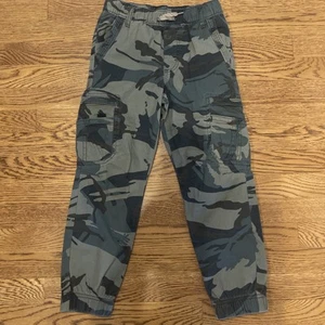 New Wrangler Boys Camouflage Cargo Pants Size 7 Regular - Picture 1 of 6