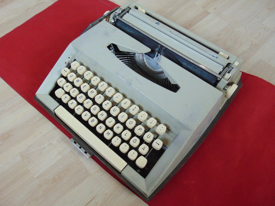 Alte Reise Schreibmaschine  Antik - Bild 1 von 4