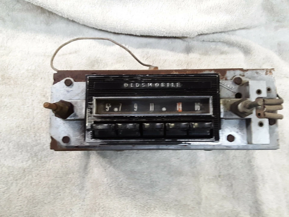 Oldsmobile 442 1964, F-85, radio am de fábrica Jetstar en buen estado de funcionamiento Foto 1 de 4