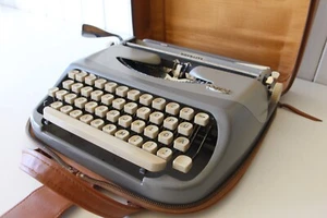 ROYAL ROYALITE - TYPEWRITER - Portable - Working ***** Royal Leather Case ***** - Picture 1 of 12
