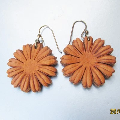 Pendientes grandes de cobre perforados con flores de cuero marrón Foto 1 de 4