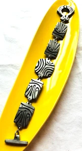 PULSERA VINTAGE DE PELTRE FETICHES URBANOS Alice Seeley diseño grabado con palanca 9" - Imagen 1 de 6