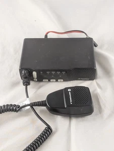 Radio bidirectionnelle Motorola Radius M1225 VHF 150-174 MHz 40W M43DGC90E2AA avec micro - Photo 1/17