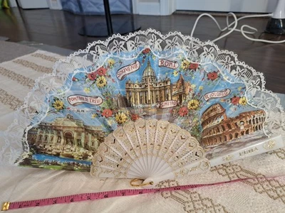 Abanico de mano vintage plegable encaje Roma, Coliseo, S. Pietro, Fontana di Trevi Foto 1 de 4