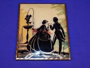 VINTAGE SILHOUETTE BILDERRAHMEN PAAR SCHAUT AUF EINEN WASSERBRUNNEN STATUE  - Bild 1 von 3