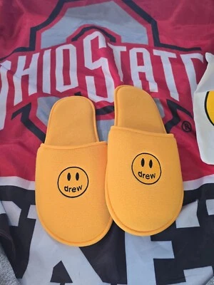 Zapatillas de casa Drew House talla L/XL “amarillo dorado” + pantalones cortos Drew House talla LG Foto 1 de 4