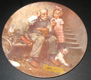 VINTAGE-PIATTO DA COLLEZIONE-KNOWLES-NORMAN ROCKWELL-THE CALZOLAIO-1978 - Foto 1 di 2