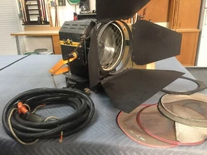 Desisti Mod. 380 5000 Watt Fresnel w/ Junior Pin, Barndoors, Scrim Set & Bulb - Picture 1 of 7