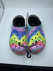 Neu mit Etikett Crocs M10 W12 Classic Spray Batik gefütterte Clogs mehrfarbig Unisex Slipper - Bild 1 von 6