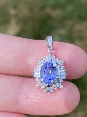 Precioso colgante de platino con halo de diamantes y tanzanita de 1,70 TCW Foto 1 de 4