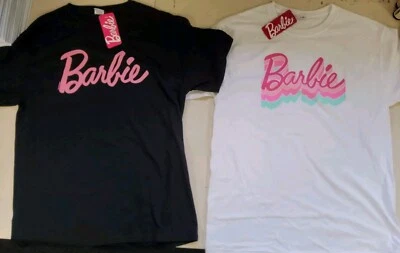 Camiseta Barbie para Mujer Camiseta Deletreada Rosa Sobre Blanco o Negro - Elige Color y Talla Foto 1 de 4