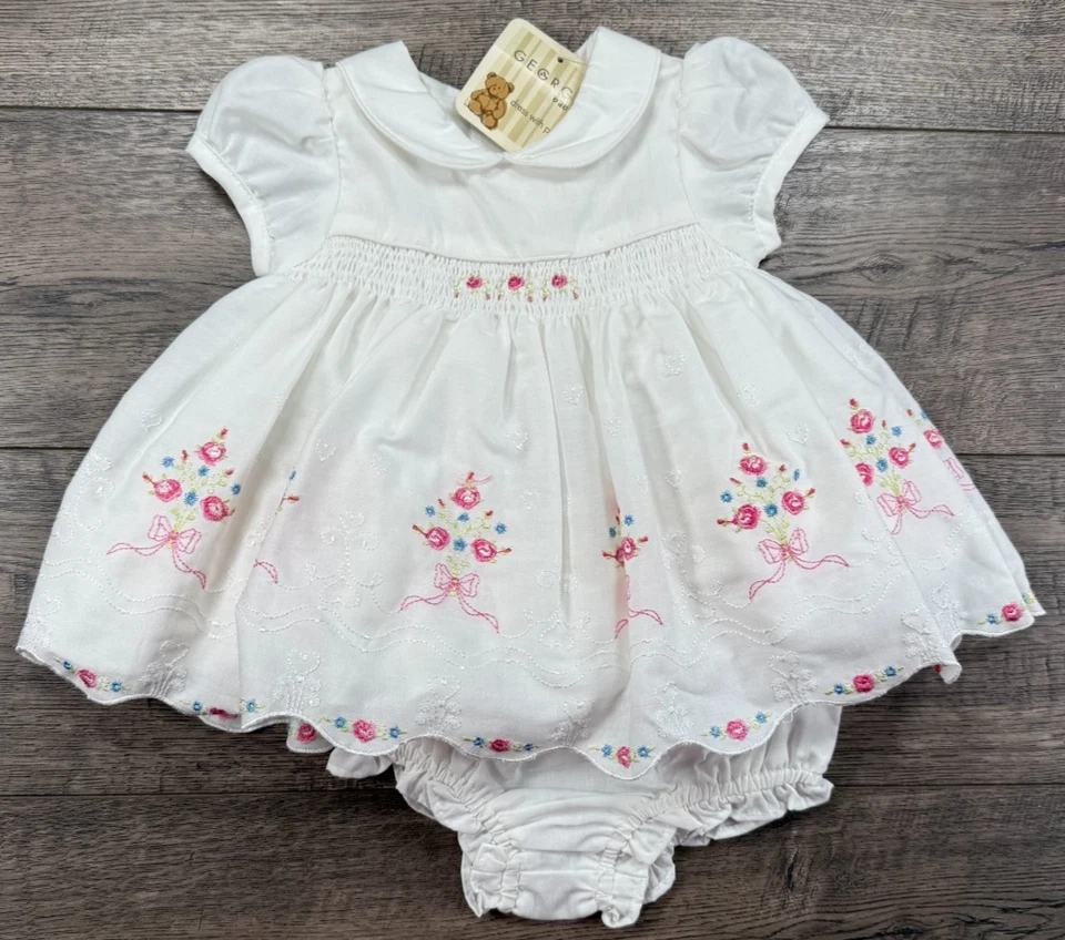 女宝宝衣服全新复古乔治 0-3 个月 2 件白色粉红色花朵蓬松连衣裙 — 第 1/4 张图片