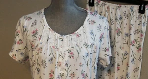 LAURA ASHLEY 2-Pc CAPRI PAJAMA set FLORAL Short Sleeve WOMEN Size M NWT - Picture 1 of 2