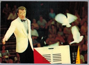 1979 Russian postcard Famous Soviet Conjurer EMIL KIO with PIGEONS in Circus - Imagen 1 de 2