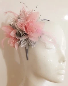 Fascinador a medida Plateado Gris Bebé Rosa Fascinador Flor Corsé Ascot Razas - Imagen 1 de 3