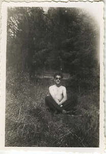 ALTES FOTO - VINTAGE SNAPSHOT - MANN NACKTER OBERKÖRPER BRILLE RUHE LUSTIG - MAN - Bild 1 von 1