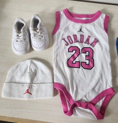 Air Jordan 0-6 Mo Creeper 单件紧身衣帽 Ans 鞋 粉色和白色 — 第 1/4 张图片