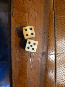 Antiguo juego de dados tallados a mano 🦴 3 piezas reliquias para juegos del siglo XIX 1 LG y 2 pequeñas - Imagen 1 de 5