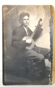 Circa Foto cartolina 1900 di uomo che gioca a banjo - Foto 1 di 2