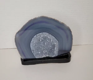 Geoda de ágata grande azul gris púrpura cara pulida base de madera - Imagen 1 de 12