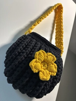 Bolso de hombro de ganchillo hecho a mano para niñas - flor negra y amarilla - regalo único Foto 1 de 4