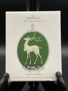 2011 Hallmark Santa’s Reindeer Ornament reno verde porcelana y metal - Imagen 1 de 6