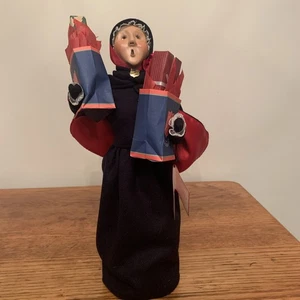 Byers Choice Caroler 2005 Heilsarmee Dame hält Geschenktüten Hängeetikett GUC - Bild 1 von 24