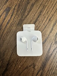 OEM Apple EarPods con connettore Lightning nell'auricolare del canale uditivo - bianco NUOVO - Foto 1 di 2