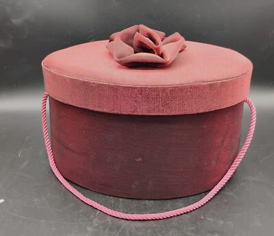 Sombrero/caja de regalo ovalada de tela roja metálica llamativa 9” de largo 7,5" de ancho X 6" de alto  Foto 1 de 4