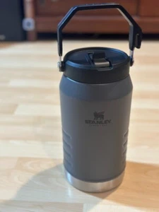 Jarra de paja abatible Stanley IceFlow con mango 64 oz | Tapa giratoria y pajita abatible - Imagen 1 de 7
