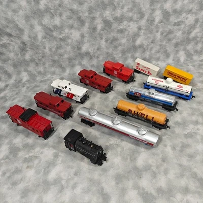 Vintage HO TYCO/AHM Lot: Tank Cars, 6 Cabooses, ATSF 0-4-0 Loco + Trailers - Image 1 of 4