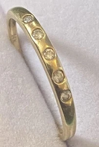 14 Karat gepunzter Goldring mit mehreren Steinen. Größe Q - Bild 1 von 8
